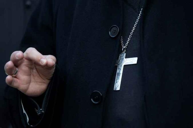 O papa Francisco aceitou a renúncia de cinco bispos chilenos, quatro deles acusados de encobrir os abusos sexuais cometidos por padres(foto: Claudio Reys / AFP) O papa Francisco aceitou a renúncia de cinco bispos chilenos, quatro deles acusados de encobrir os abusos sexuais cometidos por padres(foto: Claudio Reys / AFP)