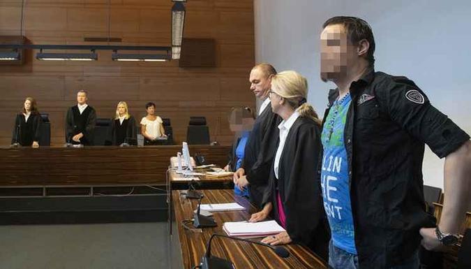 Christian e Berrin se levantam junto a seus advogados para o pronunciamento da sentença, ambos acusados de estupro, agressão sexual de crianças, prostituição forçada e distribuição de pornografia infantil.(foto: Thomas Kienzle/AFP) Christian e Berrin se levantam junto a seus advogados para o pronunciamento da sentença, ambos acusados de estupro, agressão sexual de crianças, prostituição forçada e distribuição de pornografia infantil.(foto: Thomas Kienzle/AFP)