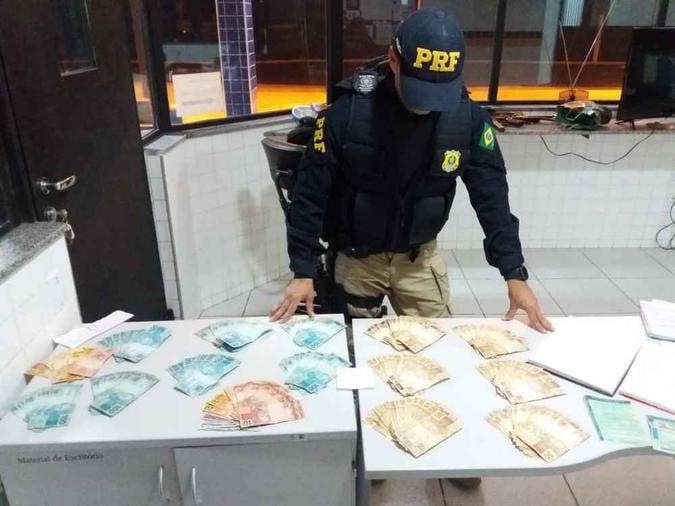 PRF apreende mais de R$ 13 mil com suspeitos de compra de votos no interior de Alagoas (foto: PRF/Divulgação ) PRF apreende mais de R$ 13 mil com suspeitos de compra de votos no interior de Alagoas (foto: PRF/Divulgação )