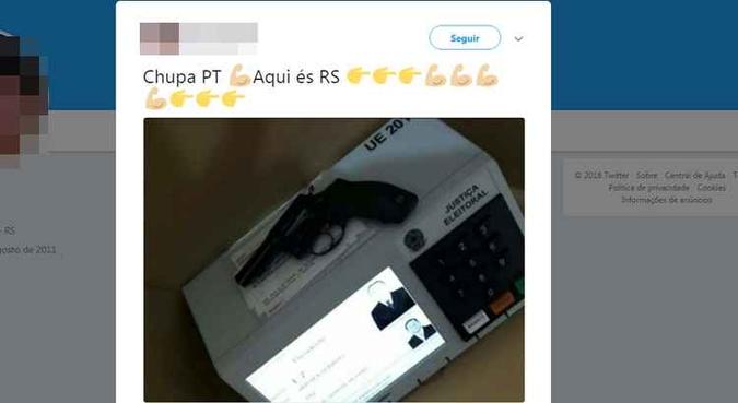 Na outra, um internauta da cidade de Cachoeiro do Sul (RS) postou em sua conta no Twitter a imagem de outro revólver também sobre uma urna eletrônica(foto: Reprodução/Twitter) Na outra, um internauta da cidade de Cachoeiro do Sul (RS) postou em sua conta no Twitter a imagem de outro revólver também sobre uma urna eletrônica(foto: Reprodução/Twitter)