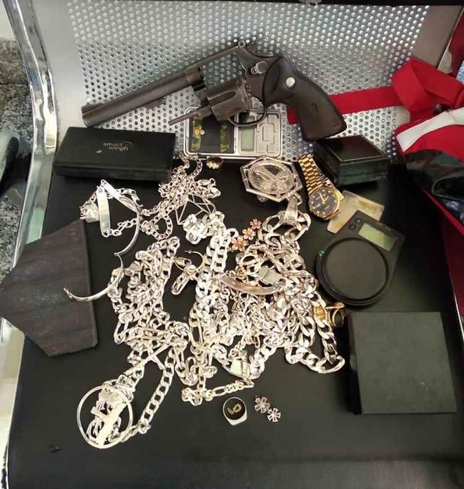 Os adolescentes usaram uma arma para render o gerente e levar os produtos da joalheria(foto: PMDF/Divulgação) Os adolescentes usaram uma arma para render o gerente e levar os produtos da joalheria(foto: PMDF/Divulgação)