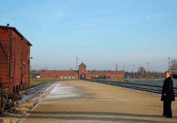 Chanceler alemã, Angela Merkel visita o antigo campo de concentração de Auschwitz: país repudia ''capítulo sombrio Chanceler alemã, Angela Merkel visita o antigo campo de concentração de Auschwitz: país repudia ''capítulo sombrio