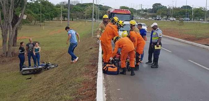 Na L4 Sul, um motociclista se feriu(foto: Divulgação/CBMDF) Na L4 Sul, um motociclista se feriu(foto: Divulgação/CBMDF)