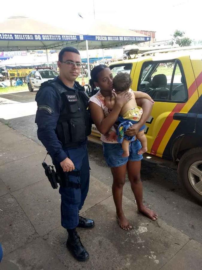 O soldado Artoni, com a mãe e o menino de 8 meses(foto: Divulgação/PMDF) O soldado Artoni, com a mãe e o menino de 8 meses(foto: Divulgação/PMDF)