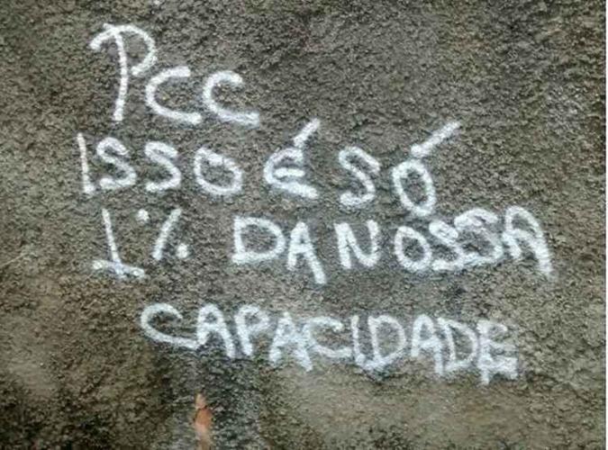 Pichação do PCC em um presídio.(foto: Sinditele Brasil/Divulgação) Pichação do PCC em um presídio.(foto: Sinditele Brasil/Divulgação)