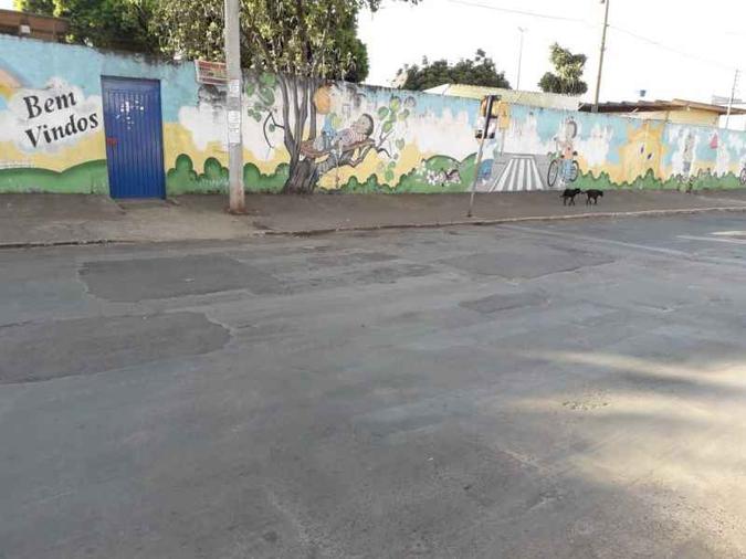 Na Escola Classe 3, em Ceilândia, a sinalização está totalmente apagada: perigo para os alunos(foto: Thiago Cotrim/Esp. CB/D.A Press - 12/9/19) Na Escola Classe 3, em Ceilândia, a sinalização está totalmente apagada: perigo para os alunos(foto: Thiago Cotrim/Esp. CB/D.A Press - 12/9/19)