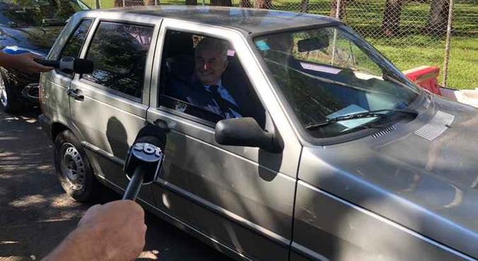 Enquanto Marcos Pontes acenou dentro de seu Uno Mille, os demais ministros preferiram os vidros fechados de Azeras, Corollas e Fluenses(foto: Bernardo Bittar/CB/D.A Press) Enquanto Marcos Pontes acenou dentro de seu Uno Mille, os demais ministros preferiram os vidros fechados de Azeras, Corollas e Fluenses(foto: Bernardo Bittar/CB/D.A Press)