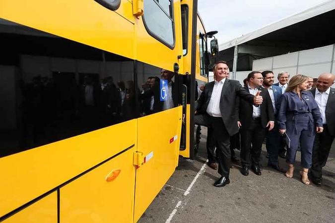 Além de Bolsonaro, o ministro da Educação, Abraham Weintraub; o governador de Goiás, Ronaldo Caiado e o prefeito de Goiânia, Íris Rezende estiveram presentes na cerimônia(foto: Isac Nóbrega/PR) Além de Bolsonaro, o ministro da Educação, Abraham Weintraub; o governador de Goiás, Ronaldo Caiado e o prefeito de Goiânia, Íris Rezende estiveram presentes na cerimônia(foto: Isac Nóbrega/PR)