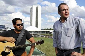 O grupo cover Quatro Estações faz show para manter vivo o legado, a memória e, mais ainda, a identidade brasiliense de Renato Russo(foto: Carlos Vieira/CB/D.A Press) O grupo cover Quatro Estações faz show para manter vivo o legado, a memória e, mais ainda, a identidade brasiliense de Renato Russo(foto: Carlos Vieira/CB/D.A Press)