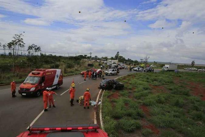 Condutor do Renaltt Clio, Edilson do Carmo Ramos morreu no local(foto: CBMDF/Divulgação) Condutor do Renaltt Clio, Edilson do Carmo Ramos morreu no local(foto: CBMDF/Divulgação)