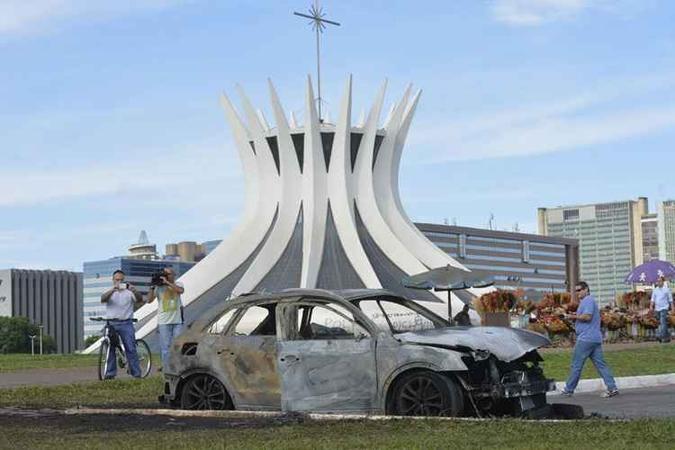 Na tarde de ontem, durante o confronto com a PM, manifestantes atearam fogo em um carro(foto: Marcelo Ferreira/CB/D.A Press) Na tarde de ontem, durante o confronto com a PM, manifestantes atearam fogo em um carro(foto: Marcelo Ferreira/CB/D.A Press)
