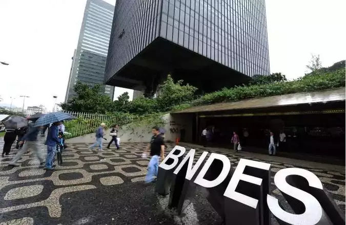 Em março, já no contexto de enfrentamento da crise, o BNDES passou a aceitar pedido de empresas com faturamento anual de até R$ 300 milhões(foto: Vanderlei Almeida/AFP) Em março, já no contexto de enfrentamento da crise, o BNDES passou a aceitar pedido de empresas com faturamento anual de até R$ 300 milhões(foto: Vanderlei Almeida/AFP)