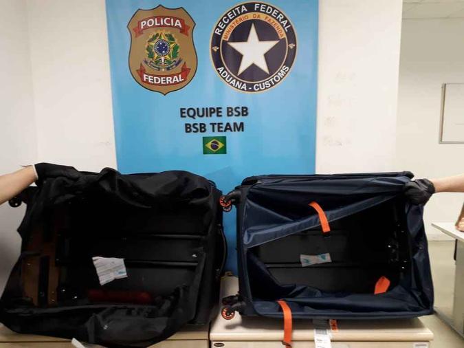 Inspeção no raio-x denunciou drogas escondidas em fundo falso(foto: Polícia Federal/Divulgação) Inspeção no raio-x denunciou drogas escondidas em fundo falso(foto: Polícia Federal/Divulgação)