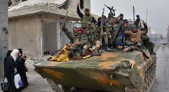 Soldados sírios chegando a um bairro a leste de Aleppo. Ao todo já são mais de 50 mil afetados(foto: George Ourfalian/AFP %u2013 30/11/2016) Soldados sírios chegando a um bairro a leste de Aleppo. Ao todo já são mais de 50 mil afetados(foto: George Ourfalian/AFP %u2013 30/11/2016)