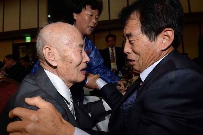 Pai e filho se reencontram após mais de 60 anos separados pela guerra(foto: The Korea Press Photographers Association/AFP Photo/Pool) Pai e filho se reencontram após mais de 60 anos separados pela guerra(foto: The Korea Press Photographers Association/AFP Photo/Pool)
