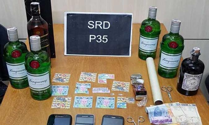 Além do LSD, os traficantes estavam com maconha, diversas garrafas de whisky falsificadas, um valor em dinheiro, quatro celulares e um Honda Civic(foto: Divulgação/PCDF) Além do LSD, os traficantes estavam com maconha, diversas garrafas de whisky falsificadas, um valor em dinheiro, quatro celulares e um Honda Civic(foto: Divulgação/PCDF)