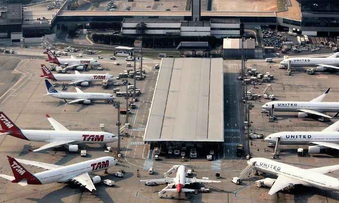 Equipe médica do Aeroporto de Guarulhos chegou a socorrer o passageiro (foto: Reprodução da internet/Facebook/GRU Airport - Aeroporto Internacional de São Paulo) Equipe médica do Aeroporto de Guarulhos chegou a socorrer o passageiro (foto: Reprodução da internet/Facebook/GRU Airport - Aeroporto Internacional de São Paulo)