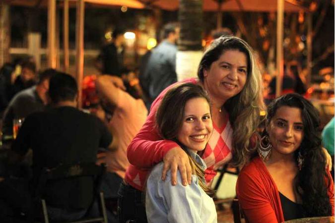 Cristina L�cia (C ), Marina Silva (E) e Auricelia: a vida noturna � mais agitada e conta com mais op��es(foto: B�rbara Cabral/Esp. CB/D.A Press)