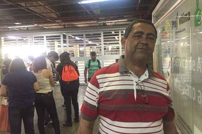 Miguel Alberto de Souza tenta sacar dinheiro no caixa eletrônico da estação Central, mas não consegue (foto: Mayara Subtil/Esp.CB/D.A Press) Miguel Alberto de Souza tenta sacar dinheiro no caixa eletrônico da estação Central, mas não consegue (foto: Mayara Subtil/Esp.CB/D.A Press)