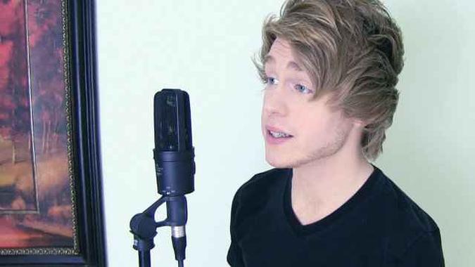O cantor e youtuber americano Austin Jones em vídeo do YouTube (foto: Youtube/Reprodução) O cantor e youtuber americano Austin Jones em vídeo do YouTube (foto: Youtube/Reprodução)