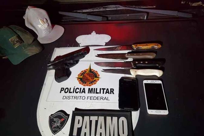 Os suspeitos assaltavam pedestres nas ruas e em paradas de ônibus(foto: PMCDF/Divulgação) Os suspeitos assaltavam pedestres nas ruas e em paradas de ônibus(foto: PMCDF/Divulgação)