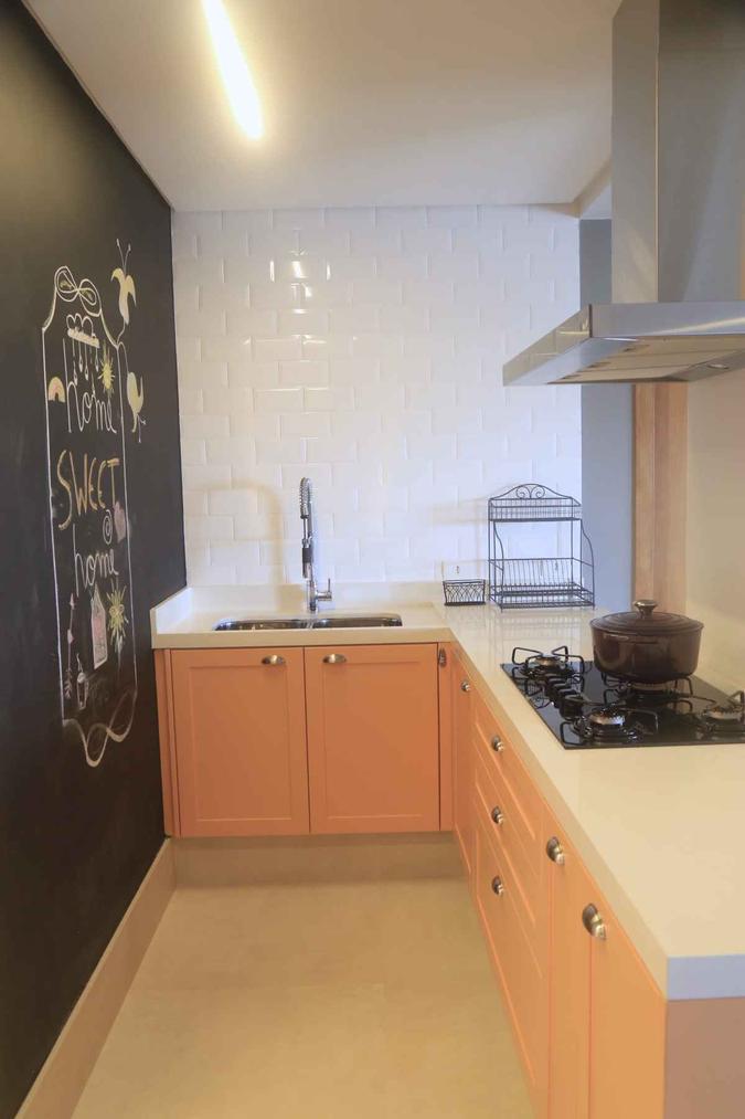 Aqui, as cores da cozinha deram um ar divertido para o ambiente projetado por Cláudia Alionis. (foto: Rafael Renzo/Divulgacao) Aqui, as cores da cozinha deram um ar divertido para o ambiente projetado por Cláudia Alionis. (foto: Rafael Renzo/Divulgacao)