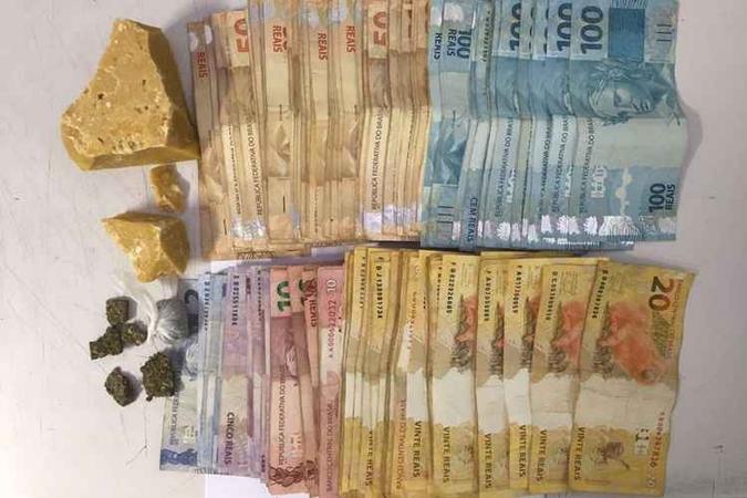 Com o acusado, a Polícia Civil encontrou crack, maconha e R$ 10 mil(foto: Polícia Civil/Divulgação) Com o acusado, a Polícia Civil encontrou crack, maconha e R$ 10 mil(foto: Polícia Civil/Divulgação)