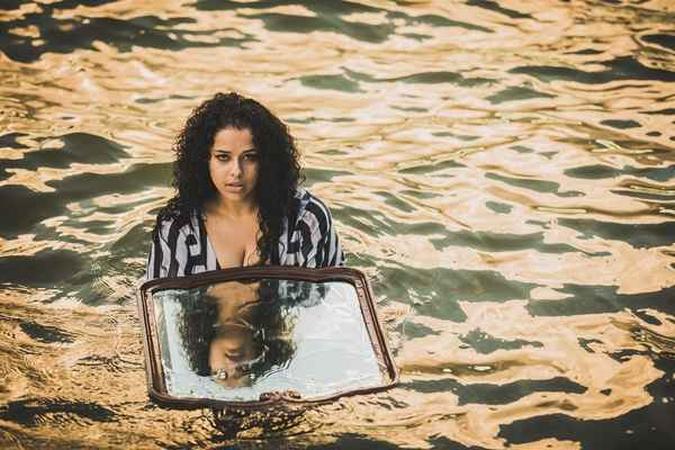 O clipe de 'Peito aberto' foi gravado no Lago Paranoá(foto: Thaís Mallon/Divulgação) O clipe de 'Peito aberto' foi gravado no Lago Paranoá(foto: Thaís Mallon/Divulgação)