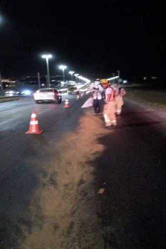 Mancha de óleo chegou a 1 km, segundo bombeiros(foto: Corpo de Bombeiros/Divulgação) Mancha de óleo chegou a 1 km, segundo bombeiros(foto: Corpo de Bombeiros/Divulgação)