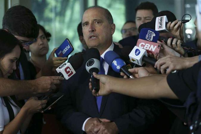 O ministro da Casa Civil, Onyx Lorenzoni, fala à imprensa sobre o saque do FGTS, após encontro com o ministro da Economia, Paulo Guedes(foto: José Cruz/Agência Brasil ) O ministro da Casa Civil, Onyx Lorenzoni, fala à imprensa sobre o saque do FGTS, após encontro com o ministro da Economia, Paulo Guedes(foto: José Cruz/Agência Brasil )
