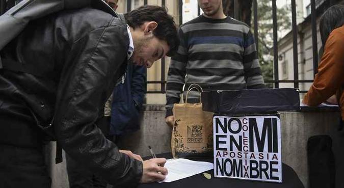 O documento foi apresentado à Conferência Episcopal Argentina, pedindo a separação total entre a Igreja católica e o Estado(foto: AFP) O documento foi apresentado à Conferência Episcopal Argentina, pedindo a separação total entre a Igreja católica e o Estado(foto: AFP)