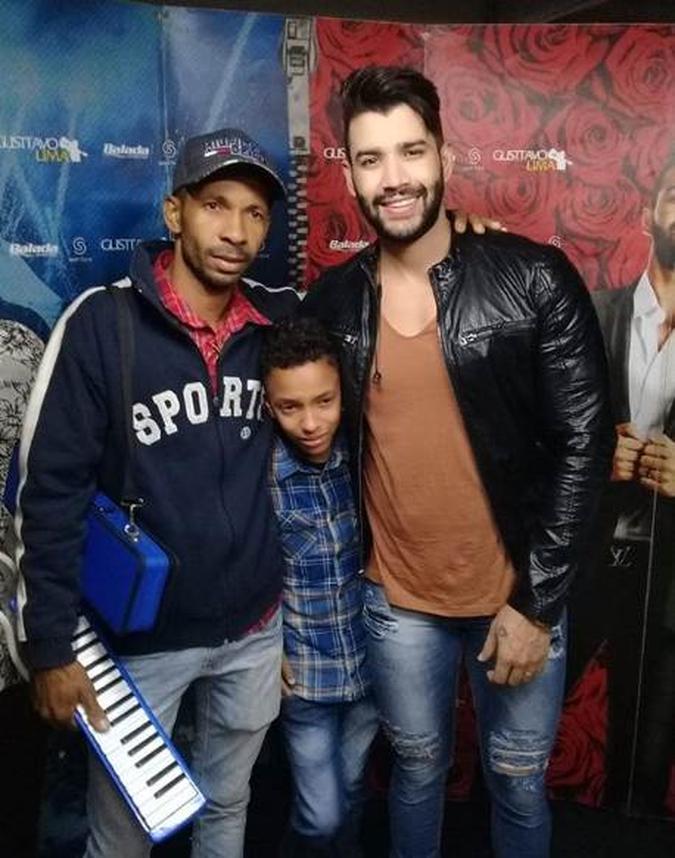 Fã de Gusttavo Lima, o pequeno teve oportunidade de cantar com o sertanejo(foto: Arquivo Pessoal) Fã de Gusttavo Lima, o pequeno teve oportunidade de cantar com o sertanejo(foto: Arquivo Pessoal)