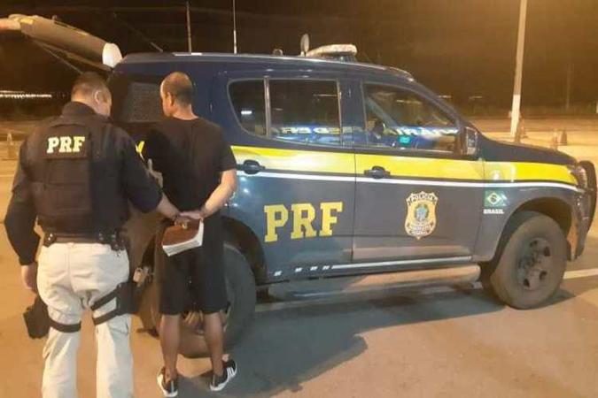 Homem é preso com mandado de prisão em aberto por crimes como estupro e desacato (foto: Divulgação/PRF) Homem é preso com mandado de prisão em aberto por crimes como estupro e desacato (foto: Divulgação/PRF)