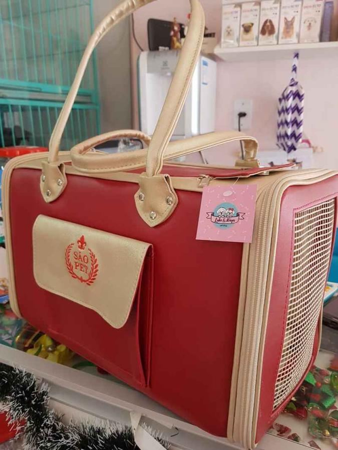 Nas viagens com o melhor amigo, as companhias de transporte exigem bolsas especiais. O modelo da São Pet para Luke & Maya Pet Shop é aceito na maior parte das empresas (R$ 249,90).(foto: Arquivo Pessoal) Nas viagens com o melhor amigo, as companhias de transporte exigem bolsas especiais. O modelo da São Pet para Luke & Maya Pet Shop é aceito na maior parte das empresas (R$ 249,90).(foto: Arquivo Pessoal)