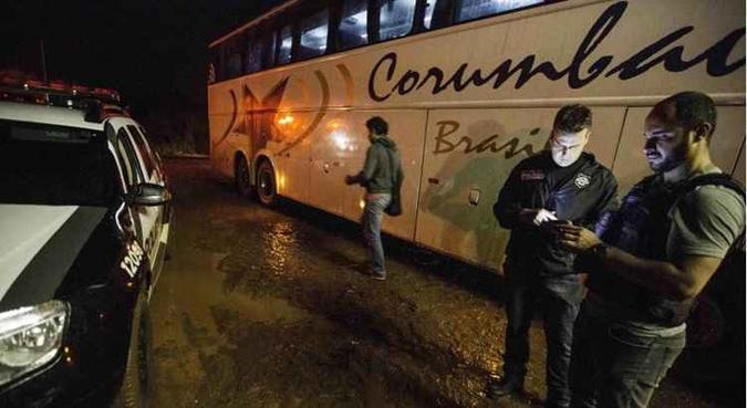 Um perito vai examinar o local do fato, verificar a trajetória do disparo, averiguar se o tiro foi dado de dentro para fora ou de fora para dentro do veículo(foto: Joka Madruga/Futura Press/Folhapress) Um perito vai examinar o local do fato, verificar a trajetória do disparo, averiguar se o tiro foi dado de dentro para fora ou de fora para dentro do veículo(foto: Joka Madruga/Futura Press/Folhapress)