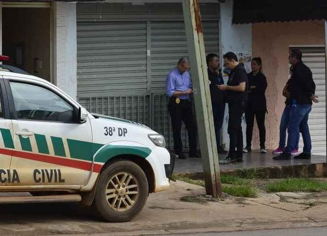 Policiais buscam entender o que aconteceu no local do crime(foto: Ed Alves/CB/D.A Press) Policiais buscam entender o que aconteceu no local do crime(foto: Ed Alves/CB/D.A Press)