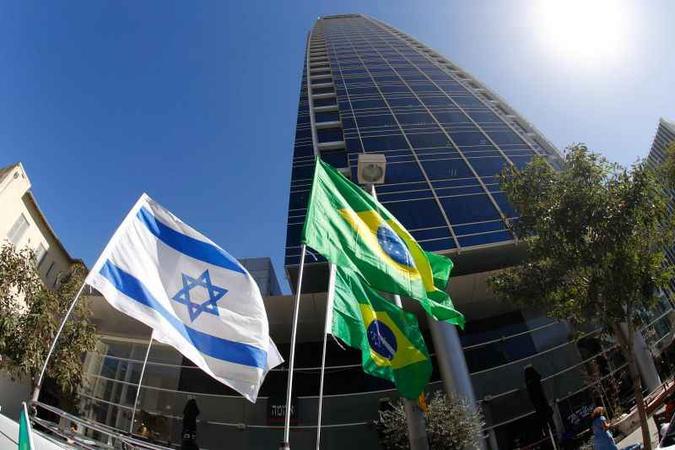 Bandeiras israelense e brasileira penduradas em frente ao prédio da sede da embaixada brasileira, na cidade israelense de Tel Aviv (foto: AFP / JACK GUEZ ) Bandeiras israelense e brasileira penduradas em frente ao prédio da sede da embaixada brasileira, na cidade israelense de Tel Aviv (foto: AFP / JACK GUEZ )
