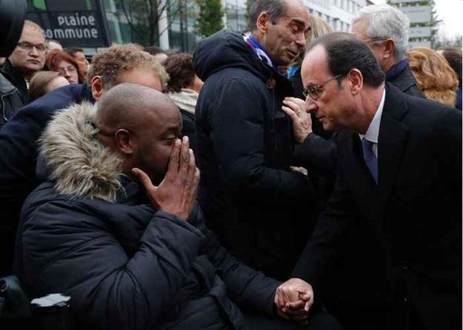 Presidente francês, Francois Hollande, fala com uma das vítimas do ataque e inaugura uma placa do lado de fora do estádio onde aconteceu o atentado, um ano atrás(foto: AFP / POOL / PHILIPPE WOJAZER ) Presidente francês, Francois Hollande, fala com uma das vítimas do ataque e inaugura uma placa do lado de fora do estádio onde aconteceu o atentado, um ano atrás(foto: AFP / POOL / PHILIPPE WOJAZER )