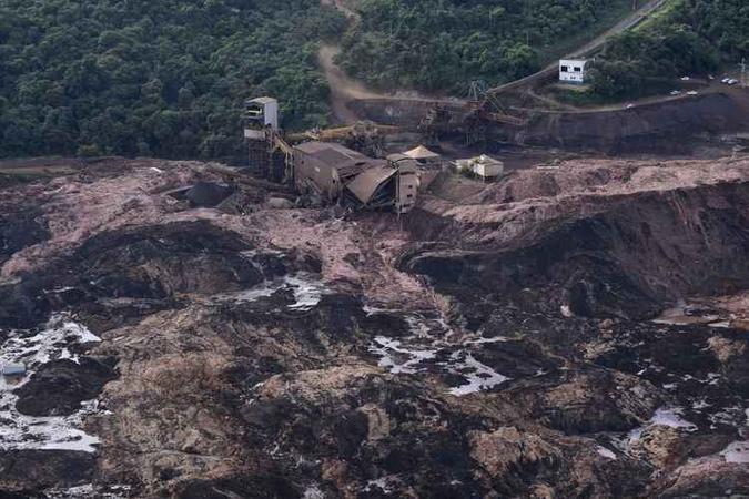 A onda de rejeitos de mineração deixou 252 mortos, 18 desaparecidos e uma comunidade traumatizada, que vai demorar a recuperar a normalidade(foto: Douglas Magno / AFP) A onda de rejeitos de mineração deixou 252 mortos, 18 desaparecidos e uma comunidade traumatizada, que vai demorar a recuperar a normalidade(foto: Douglas Magno / AFP)