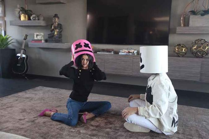 Selena Gomez e o DJ Marshmello (foto: Twitter/Reprodução ) Selena Gomez e o DJ Marshmello (foto: Twitter/Reprodução )