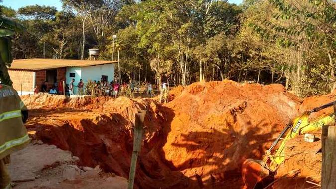 A preocupação dos bombeiros é com o risco de desabamento do terreno(foto: CBMDF/ divulgação) A preocupação dos bombeiros é com o risco de desabamento do terreno(foto: CBMDF/ divulgação)