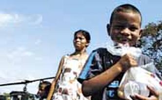 Colombianos deslocados pelo conflito no país recebem alimentos em Boca de Cupe, no Panamá (foto: Arnulfo Franco/AP - 19/2/04) Colombianos deslocados pelo conflito no país recebem alimentos em Boca de Cupe, no Panamá (foto: Arnulfo Franco/AP - 19/2/04)