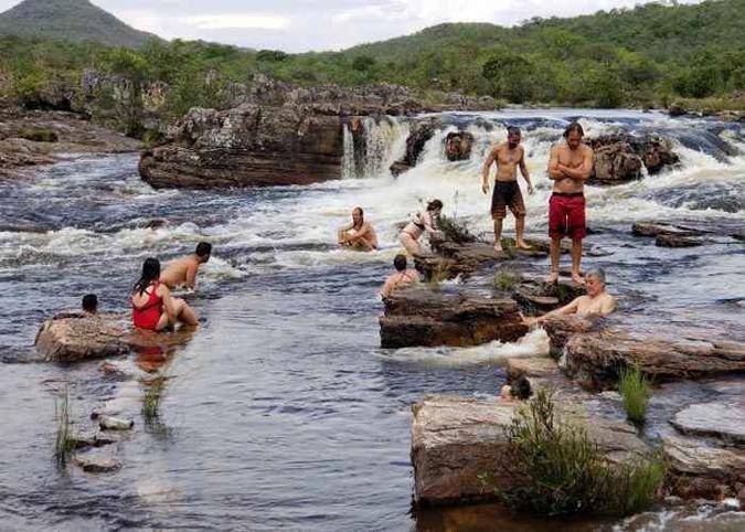 Após uma caminhada por trilhas, turistas tomam banho nas corredeiras do Rio Preto, dentro do Parque Nacional da Chapada dos Veadeiros (foto: Breno Fortes/CB/D.A Press ) Após uma caminhada por trilhas, turistas tomam banho nas corredeiras do Rio Preto, dentro do Parque Nacional da Chapada dos Veadeiros (foto: Breno Fortes/CB/D.A Press )
