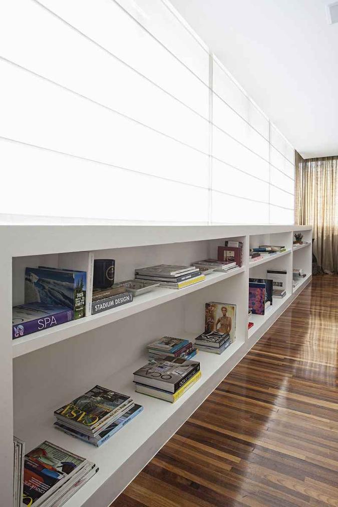 No apartamento projetado pela arquiteta Bárbara Jalles, o nicho aparece em material reforçado, servindo como elemento de decoração e, ao mesmo tempo, como estante de livros(foto: Barbara Jalles/Divulgação) No apartamento projetado pela arquiteta Bárbara Jalles, o nicho aparece em material reforçado, servindo como elemento de decoração e, ao mesmo tempo, como estante de livros(foto: Barbara Jalles/Divulgação)