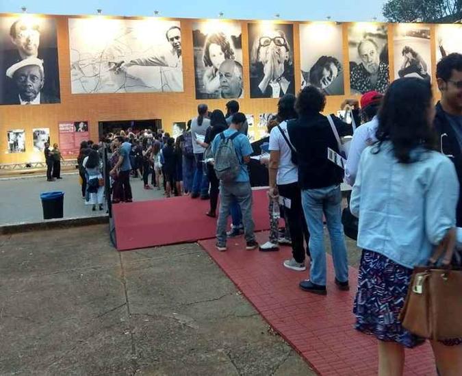 Fila antes da sessão para conferir o Mostra Brasília é extensa (foto: Robson G. Rodrigues/CB) Fila antes da sessão para conferir o Mostra Brasília é extensa (foto: Robson G. Rodrigues/CB)