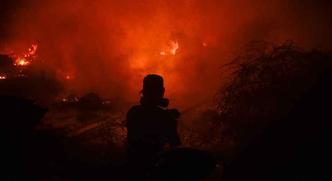 De acordo com a previsão meteorológica, a temperatura deve cair nesta segunda-feira e chuvas devem ajudar os bombeiros a controlar as chamas(foto: Miguel Riopa / AFP ) De acordo com a previsão meteorológica, a temperatura deve cair nesta segunda-feira e chuvas devem ajudar os bombeiros a controlar as chamas(foto: Miguel Riopa / AFP )