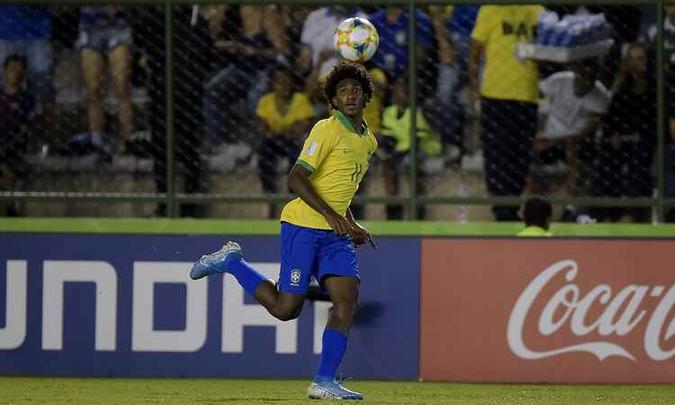 Talles Magno é homenageado a cada preleção pela Seleção Brasileira(foto: Alexandre Loureiro/CBF) Talles Magno é homenageado a cada preleção pela Seleção Brasileira(foto: Alexandre Loureiro/CBF)