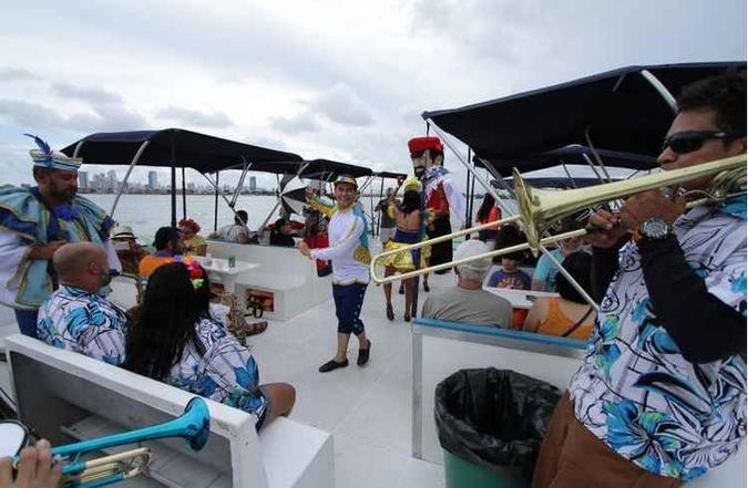 Passeio de catamar� animado por banda de frevo(foto: Maur�cio Ferry/SeturPE)