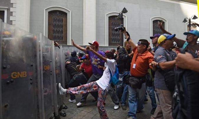 Em 2016, venezuelanos enfrentaram a polícia devido à escassez de alimentos gerada pela queda do preço do petróleo(foto: AFP / JUAN BARRETO) Em 2016, venezuelanos enfrentaram a polícia devido à escassez de alimentos gerada pela queda do preço do petróleo(foto: AFP / JUAN BARRETO)