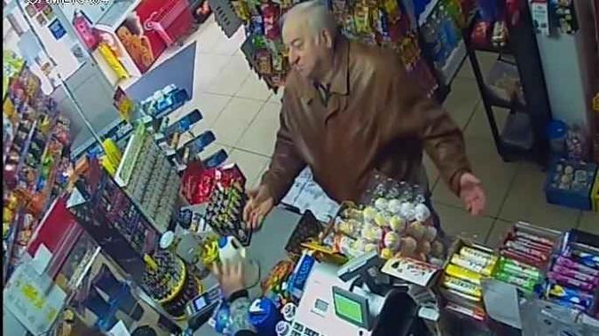 Imagens de câmera de segurança mostram Sergei Skripal momentos antes do envenenamento(foto: Reprodução) Imagens de câmera de segurança mostram Sergei Skripal momentos antes do envenenamento(foto: Reprodução)